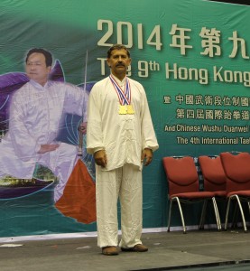 Павел Нигей с золотыми медалями после международного соревнования по Ушу в Гонконге, 2014г.